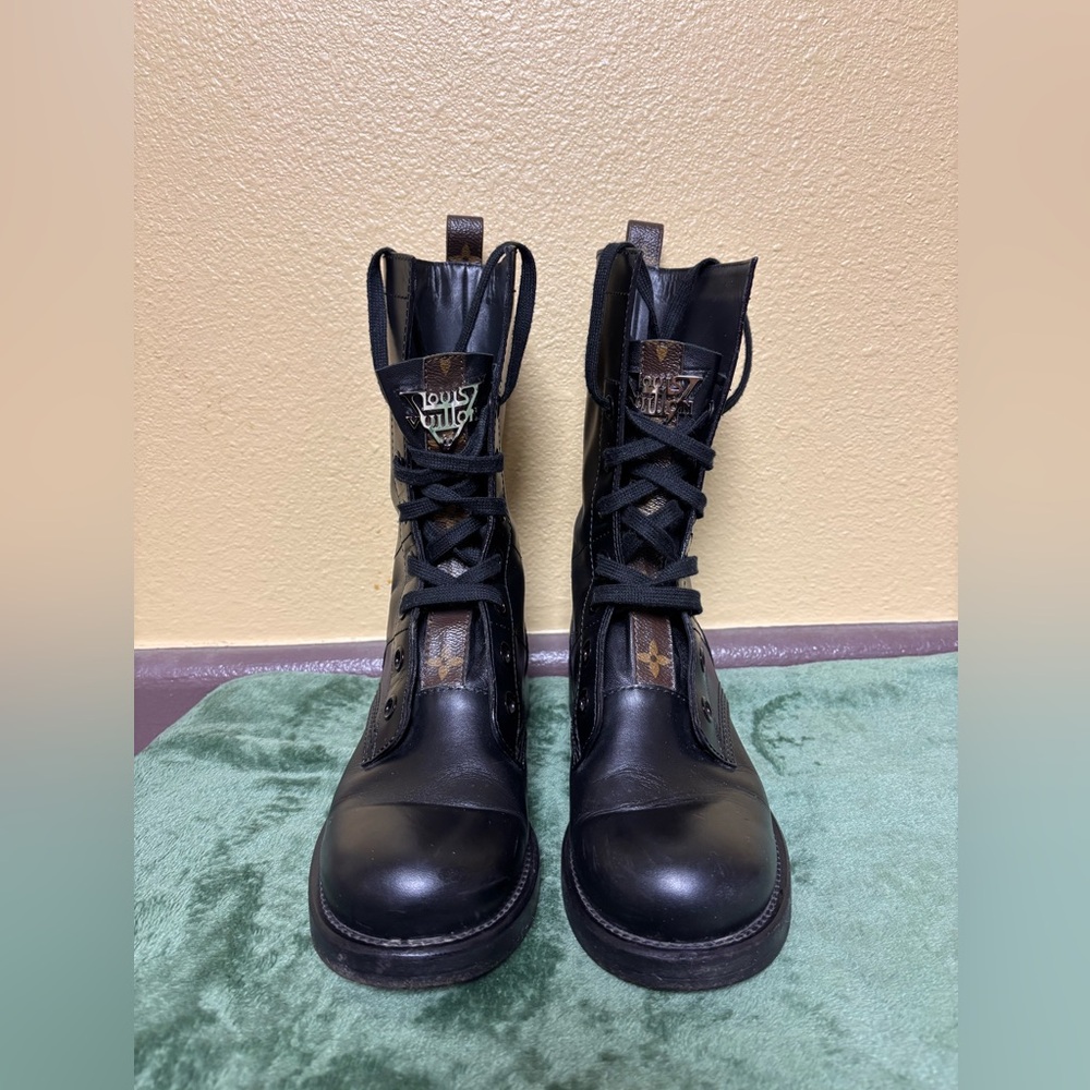 Louis Vuitton
LV Monogram Leather Combat Boots - Picture 2 of 14